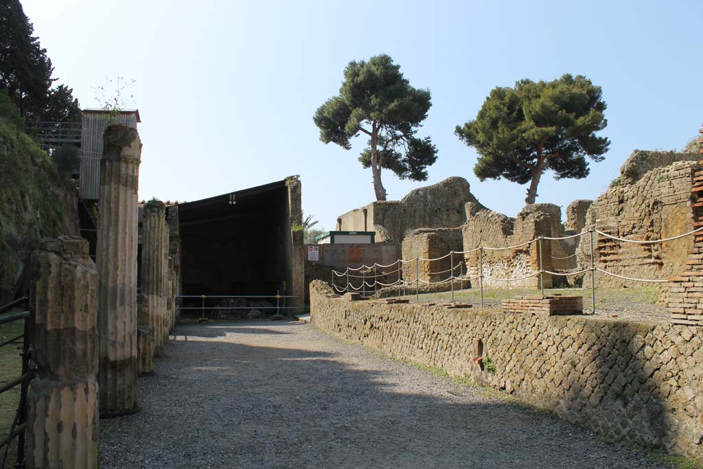 Ins. Orientalis II.4, Herculaneum, March 2014. Looking towards south end of west portico.
Foto Annette Haug, ERC Grant 681269 DÉCOR